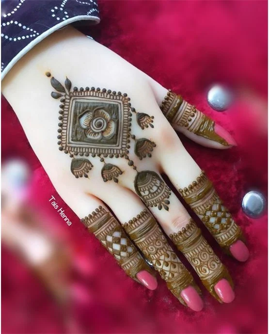 Detailed Fan With Cluster Covering Back Finger Mehndi Design